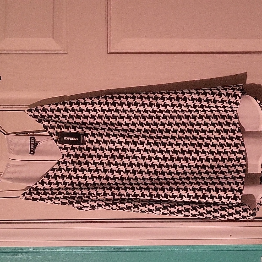 Size large n w t express tank black and white land